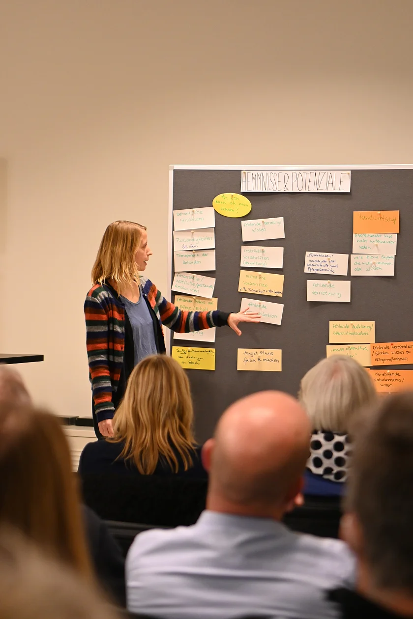 Bild von Alena Jöst bei der Präsentation der Ergebnisse aus den Arbeitsgruppen