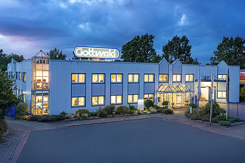 Außenansicht des Firmengebäudes der Franz Gottwald GmbH + Co. KG bei Dämmerung.
