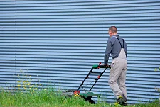 Ein Mann mäht Rasen