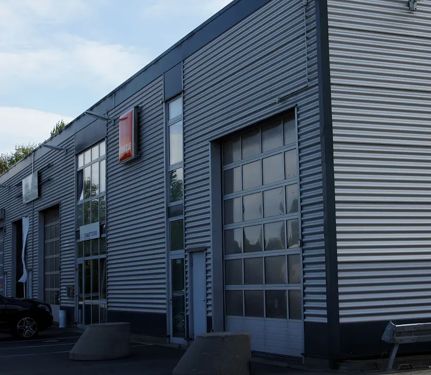 Das Firmengebäude der SCHROIFF GmbH & Co. KG