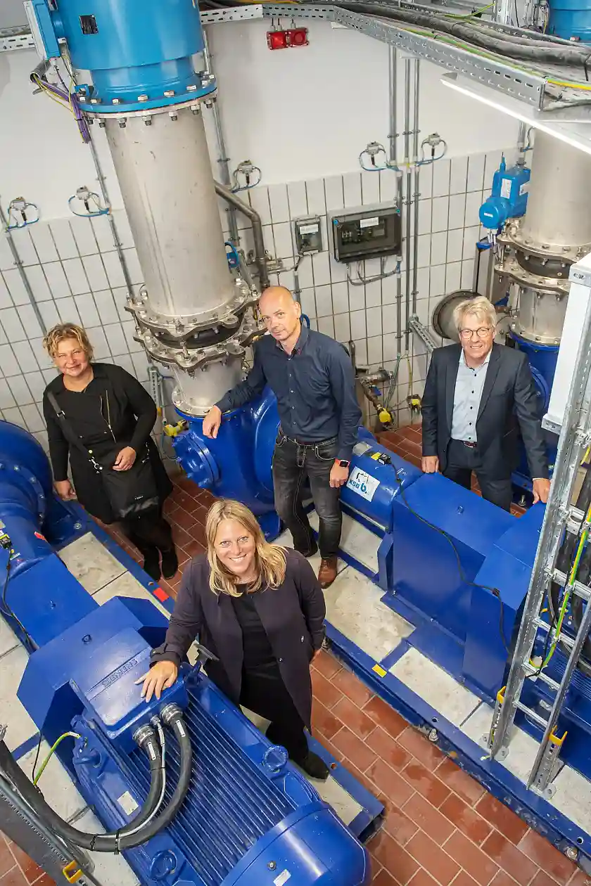 Umweltsenatorin Dr. Maike Schaefer und Mitarbeitende der hansewasser Bremen GmbH im Pumpwerk Blumenthal