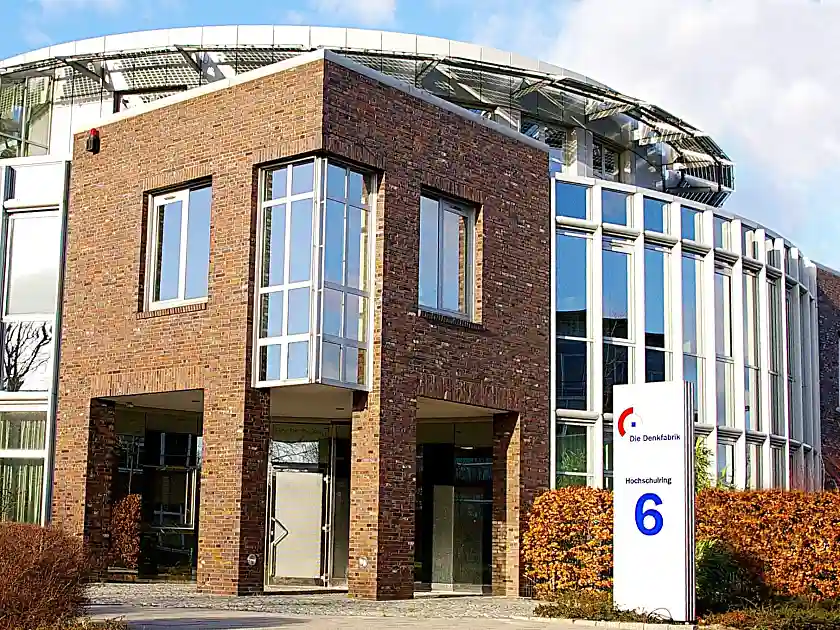 Außenfassade des Firmengebäudes der DD Die Denkfabrik Forschungs und Entwicklungs GmbH