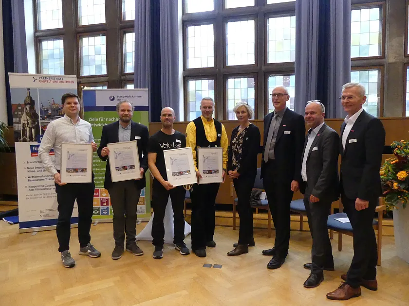 Foto der Urkundenübergabe