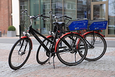 zwei Fahrräder der „Aktion Firmenfahrrad“