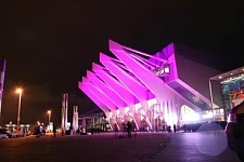 Die Messe Bremen bei Nacht, pink angestrahlt