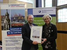 Tim Indorf (Geschäftsführer der Indorf Orthopädie Schuhtechnik GmbH & Co. KG) mit Staatsrätin Gabriele Nießen