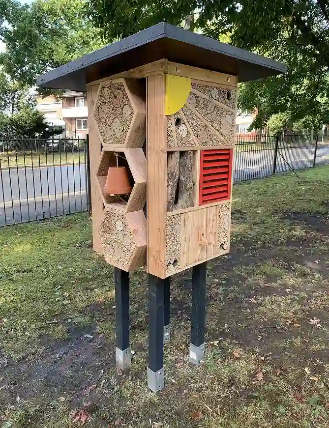 Insektenhotel auf dem Betriebsgelände der Gleistein GmbH.