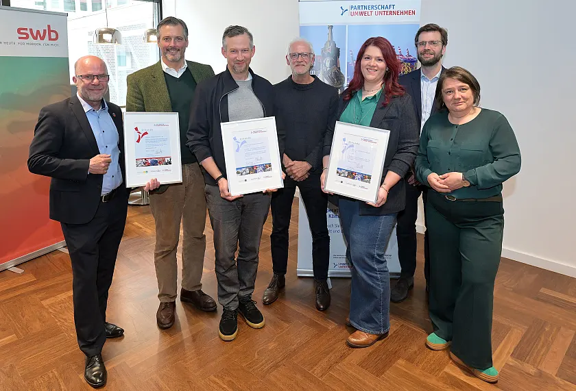 Vertreter:innen des ausgezeichneten Klimaschutzbetriebs Kreutzträger Kältetechnik GmbH & Co. KG sowie der neuen Mitgliedsunternehmen wisoak und M3B gemeinsam mit Senatorin Dr. Henrike Müller (r.) und Martin Schulze von der Geschäftsstelle Umwelt Unternehmen (l.) beim Jahresempfang der Partnerschaft Umwelt Unternehmen. Im Bild (v. l.): Martin Schulze, Jan-Peter Nissen, Dominic Bergner, Dr. Thomas Gebel, Bernadette Raab, Felix Böhme und Dr. Henrike Müller.