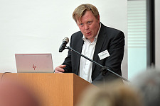 Dr. Karsten Wurr, Verwaltungsdirektor des Alfred-Wegener-Instituts, gab in seinem Grußwort Einblicke in die Schnittstellen von Wissenschaft und nachhaltiger Wirtschaft.