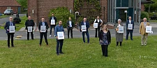Gruppenbild von Senatorin Dr. Maike Schaefer mit den zehn neuen Mitgliedsfirmen
