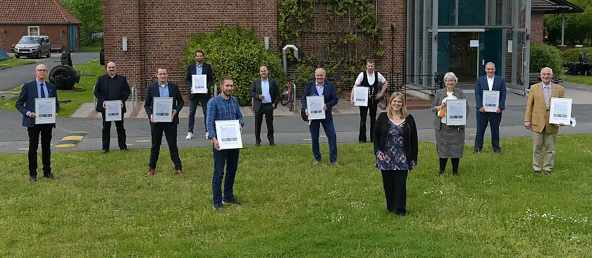 Gruppenbild von Senatorin Dr. Maike Schaefer mit den zehn neuen Mitgliedsfirmen