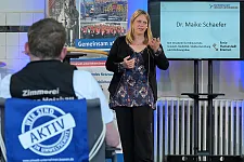 Bürgermeisterin und Umweltsenatorin Schaefer in reger Diskussion mit den 80 Gästen beim Jahresempfang der Bremer Umweltpartnerschaft.