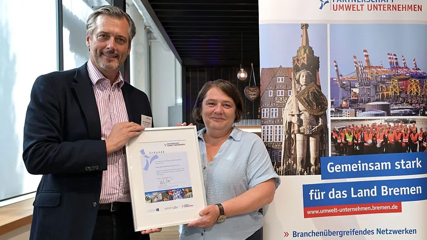 Urkundenübergabe zur Neuaufnahme mit Geschäftsführer Jan-Peter Nissen und Umweltsenatorin Dr. Henrike Müller
