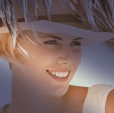 Frau mit strahlendem Lächeln