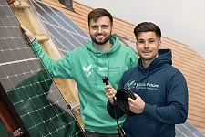 Green Circuits Team mit einer Stecker-PV Anlage