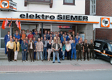 Mitarbeiter der Elektro SIEMER GmbH vor dem Fachgeschäft