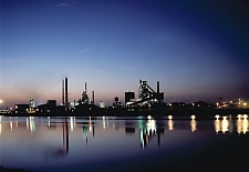 Das Gebäude der ArcelorMittal Bremen GmbH bei Nacht