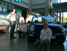 Die Mitarbeiter der Car Cleaner Werkstatt 2000 GmbH & Co KG vor und neben einem Auto