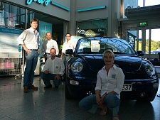 Die Mitarbeiter der Car Cleaner Werkstatt 2000 GmbH & Co KG vor und neben einem Auto