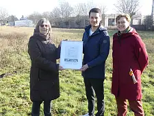 Urkundenübergabe mit Christine Cramm vom BUND Bremen, Christian Szente von der Gleistein GmbH und Dr. Ulrike Christiansen vom Umweltressort.
