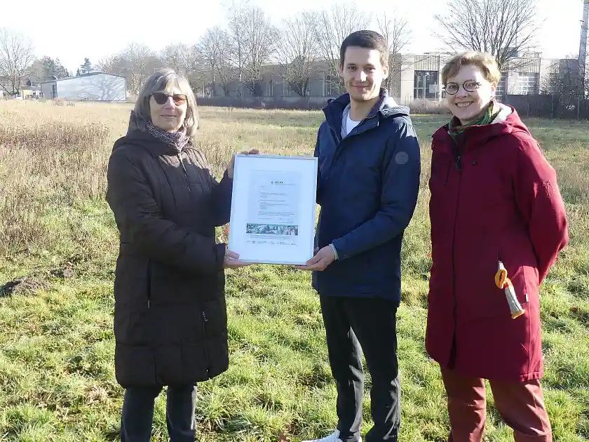 Urkundenübergabe mit Christine Cramm vom BUND Bremen, Christian Szente von der Gleistein GmbH und Dr. Ulrike Christiansen vom Umweltressort.