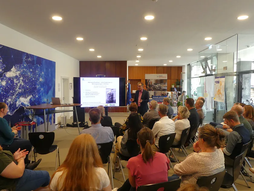 Prof. Dr. Martin Wittmaier gab beim Treffen des Bündnis für Mehrweg im EuropaPunktBremen Einblicke in die Mehrweg-Roadmap für Bremen.