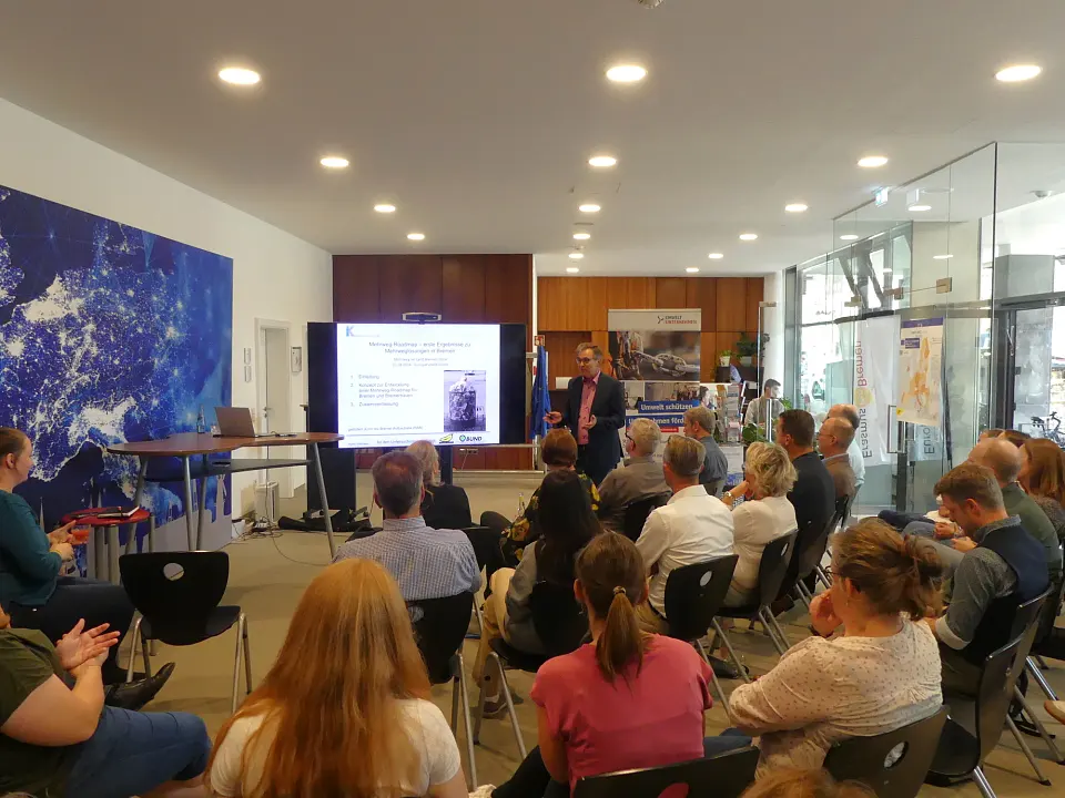 Prof. Dr. Martin Wittmaier gab beim Treffen des Bündnis für Mehrweg im EuropaPunktBremen Einblicke in die Mehrweg-Roadmap für Bremen.