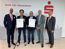 Urkundenübergabe mit Klaus Windheuser, Mitglied des Vorstands der Sparkasse Bremen; Frank Rübeling, Geschäftsführer der Rübeling Dental-Labor GmbH; Thomas Gnutzmann, Geschäftsführer der Tangemannn Elektrotechnik GmbH; Handwerkskammer-Präses Thomas Kurzke und Handwerkskammer-Hauptgeschäftsführer Andreas Meyer.