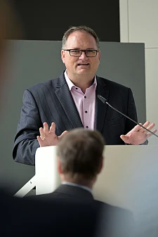 Björn Fecker, Vertreter der Senatorin für Umwelt, Klima und Wissenschaft, eröffnete das Treffen der Umweltpartnerschaft mit einem Grußwort.