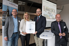 Umweltstaatsrat Ronny Meyer und Martin Schulze, Geschäftsstelle Umwelt Unternehmen (rechts im Bild), begrüßten Michaela und Michael Lorenz von der Firma fahrdienst.lorenz aus Bremerhaven als 170. Mitglied in der Bremer Umweltpartnerschaft.