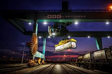 Ein LNG-Tankcontainer wird im RSC-Terminal bei Nacht per Kran auf einen Zug verladen.
