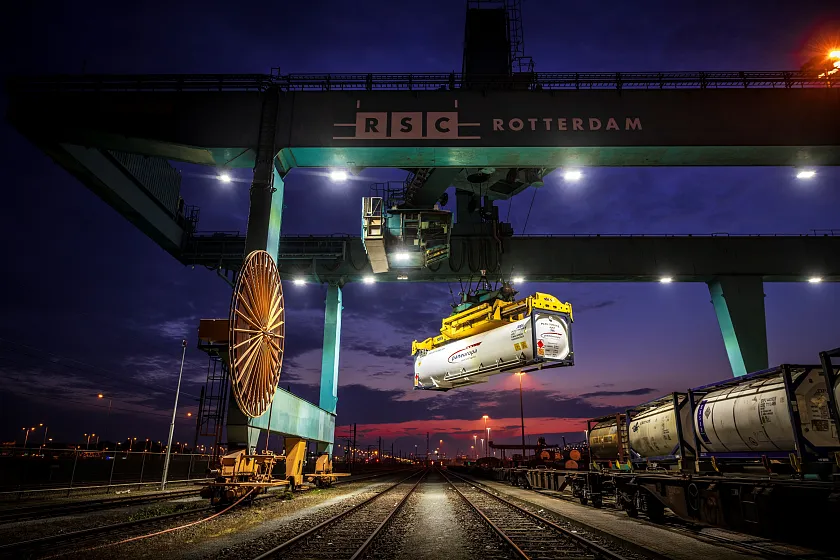 Ein LNG-Tankcontainer wird im RSC-Terminal bei Nacht per Kran auf einen Zug verladen.
