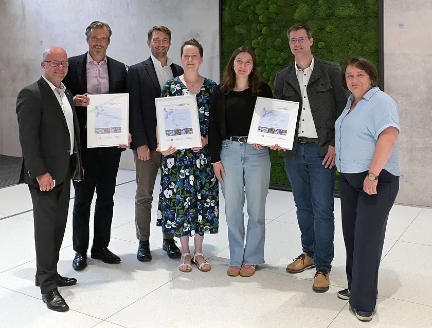 Aufnahme der neuen Partnerunternehmen: V.l.n.r. Martin Schulze (Geschäftsstelle Umwelt Unternehmen), Jan-Peter Nissen (Kreutzträger Kältetechnik GmbH & Co. KG), Sven Bange, Anita Schüttler (neuland – Büro für Informatik GmbH), Marina Klein, Michael Vespermann (ÖkoNet gGmbH), Umweltsenatorin Dr. Henrike Müller.