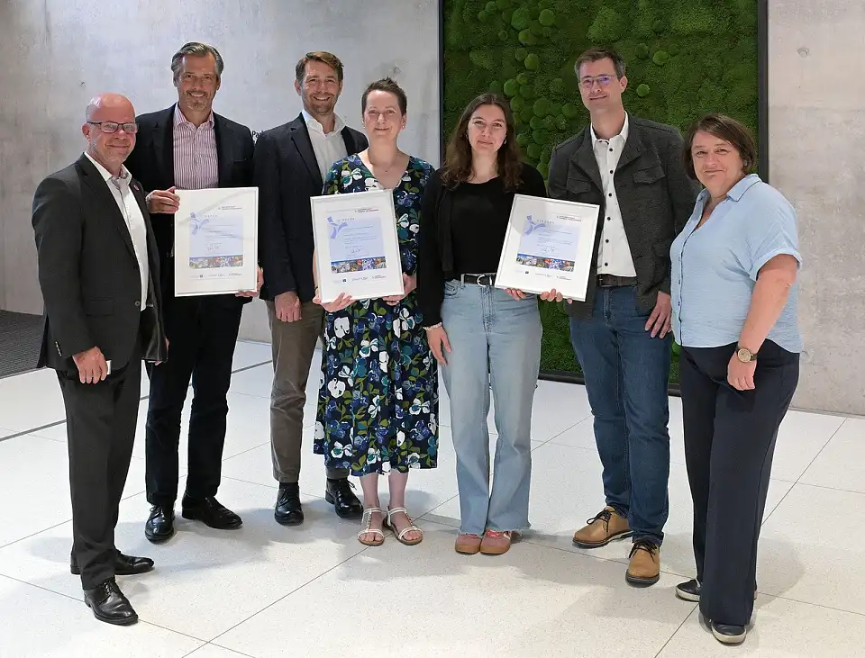 Aufnahme der neuen Partnerunternehmen: V.l.n.r. Martin Schulze (Gesch&auml;ftsstelle Umwelt Unternehmen), Jan-Peter Nissen (Kreutztr&auml;ger K&auml;ltetechnik GmbH & Co. KG), Sven Bange, Anita Sch&uuml;ttler (neuland &ndash; B&uuml;ro f&uuml;r Informatik GmbH), Marina Klein, Michael Vespermann (&Ouml;koNet gGmbH), Umweltsenatorin Dr. Henrike M&uuml;ller.