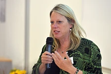 Dr. Maike Schaefer hält einen Vortrag.