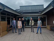 Gruppenbild vor der neuen Photovoltaikanlage auf dem Dach der Seemannsmission Bremerhaven