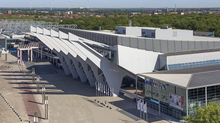Außenansicht der ÖVB Arena mit modernem Eingangsbereich und weitläufigem Vorplatz