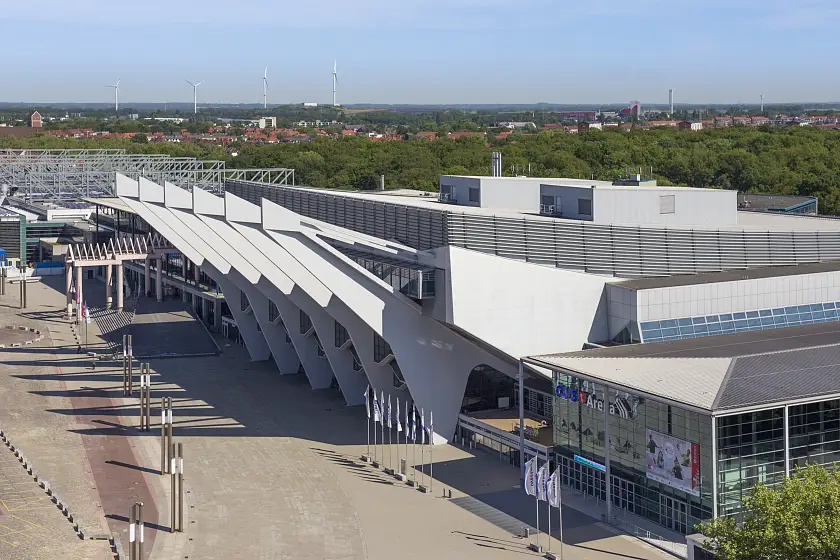 Außenansicht der ÖVB Arena mit modernem Eingangsbereich und weitläufigem Vorplatz.
