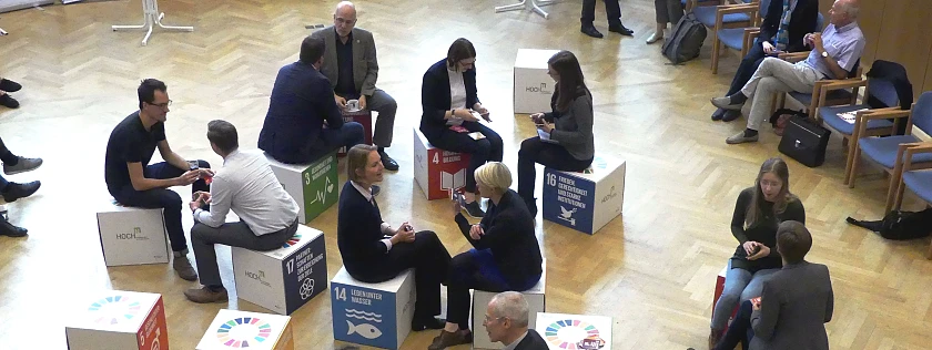 Veranstaltungsteilnehmende im Gespräch