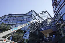 Reinigung der Stadionfront durch die Söffge GmbH & Co. KG