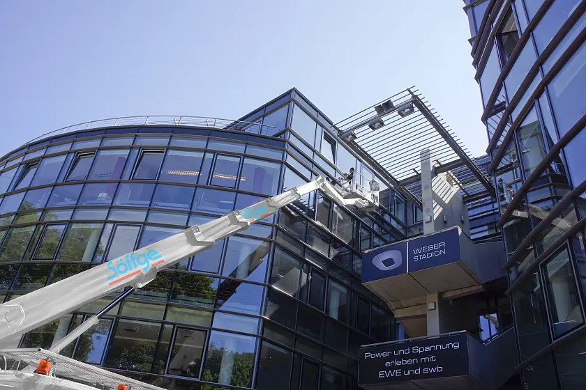 Reinigung der Stadionfront durch die Söffge GmbH & Co. KG