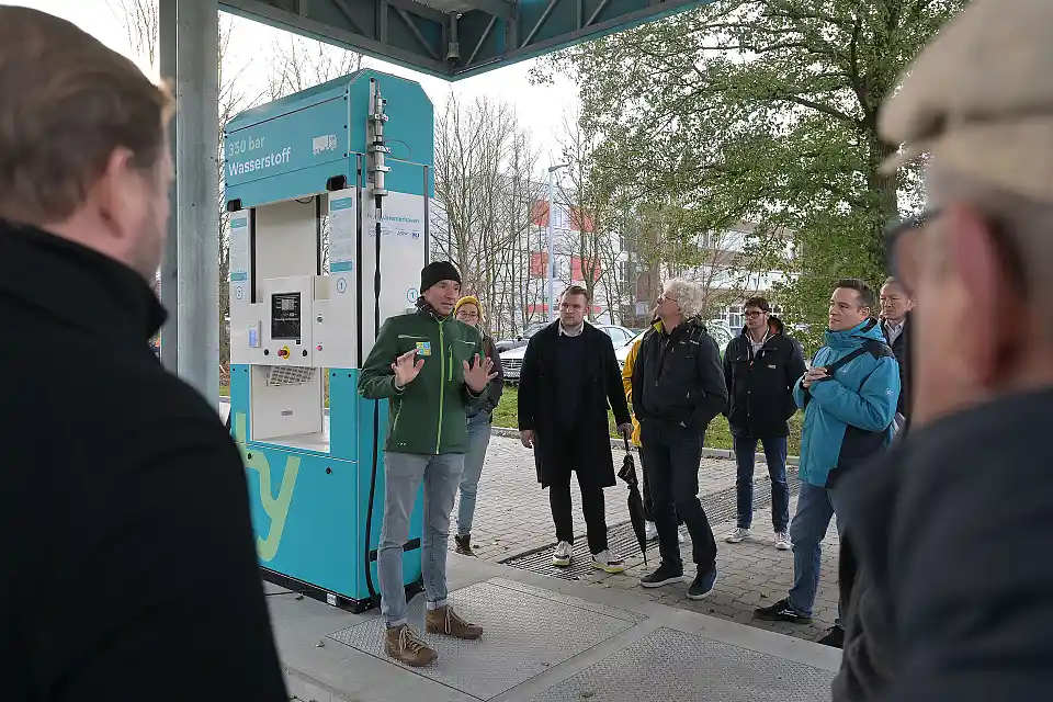 Andreas Wellbrock (HY.City.Bremerhaven GmbH) stellte beim Partnertreffen die Wasserstofftankstelle vor, die direkt vor dem Betriebshof von Bremerhaven Bus entsteht.