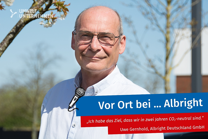 Porträt von Uwe Gernhold vor dem Firmengelände von Albright Deutschland. Im Bild eingeblendet ist ein Zitat zur geplanten CO2-Neutralität des Unternehmens.