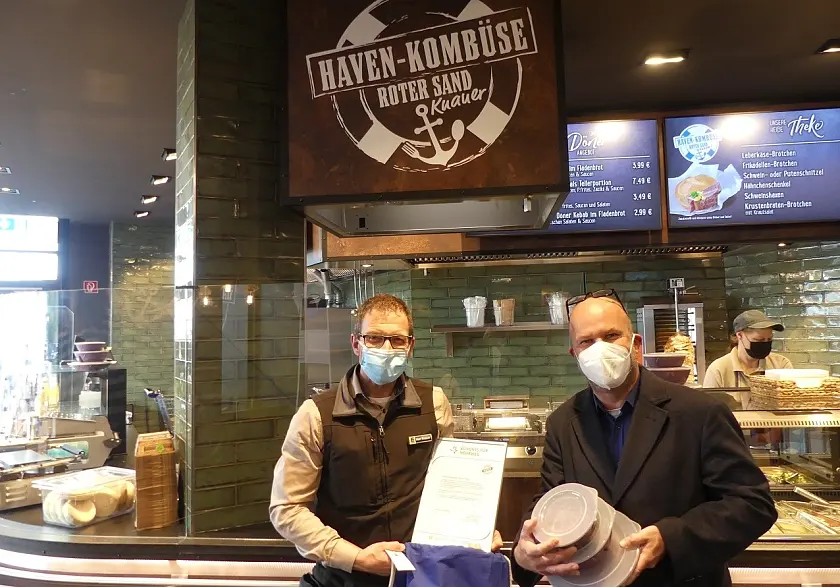 Bild der Urkundenübergabe in der Havenkombüse Roter Sand.