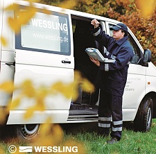 Probennahme eines Mitarbeiters der WESSLING GmbH