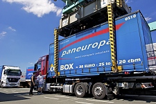 Beladung eines Lasters der Paneuropa Transport GmbH