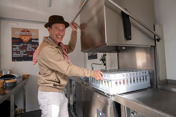 Manuel Jänig vom Verein Musikszene Bremen im Spülmobil