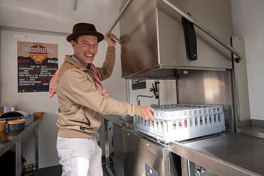 Manuel Jänig vom Verein Musikszene Bremen im Spülmobil