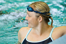 Eine Schwimmerin im Bad der BHV Bädergesellschaft Bremerhaven mbH
