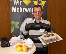 Jens Knauer vom EDEKA-Center Roter Sand Knauer präsentiert verschiedene Mehrweglösungen.